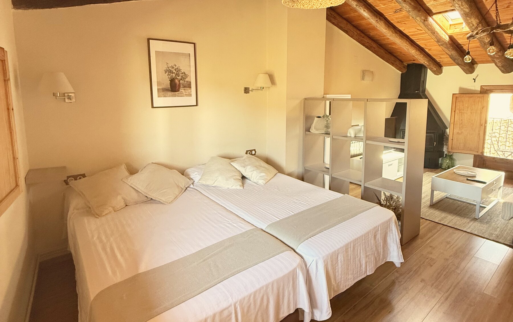 Dormitorio del ático loft con vigas de madera de Apolonia en La Fresneda