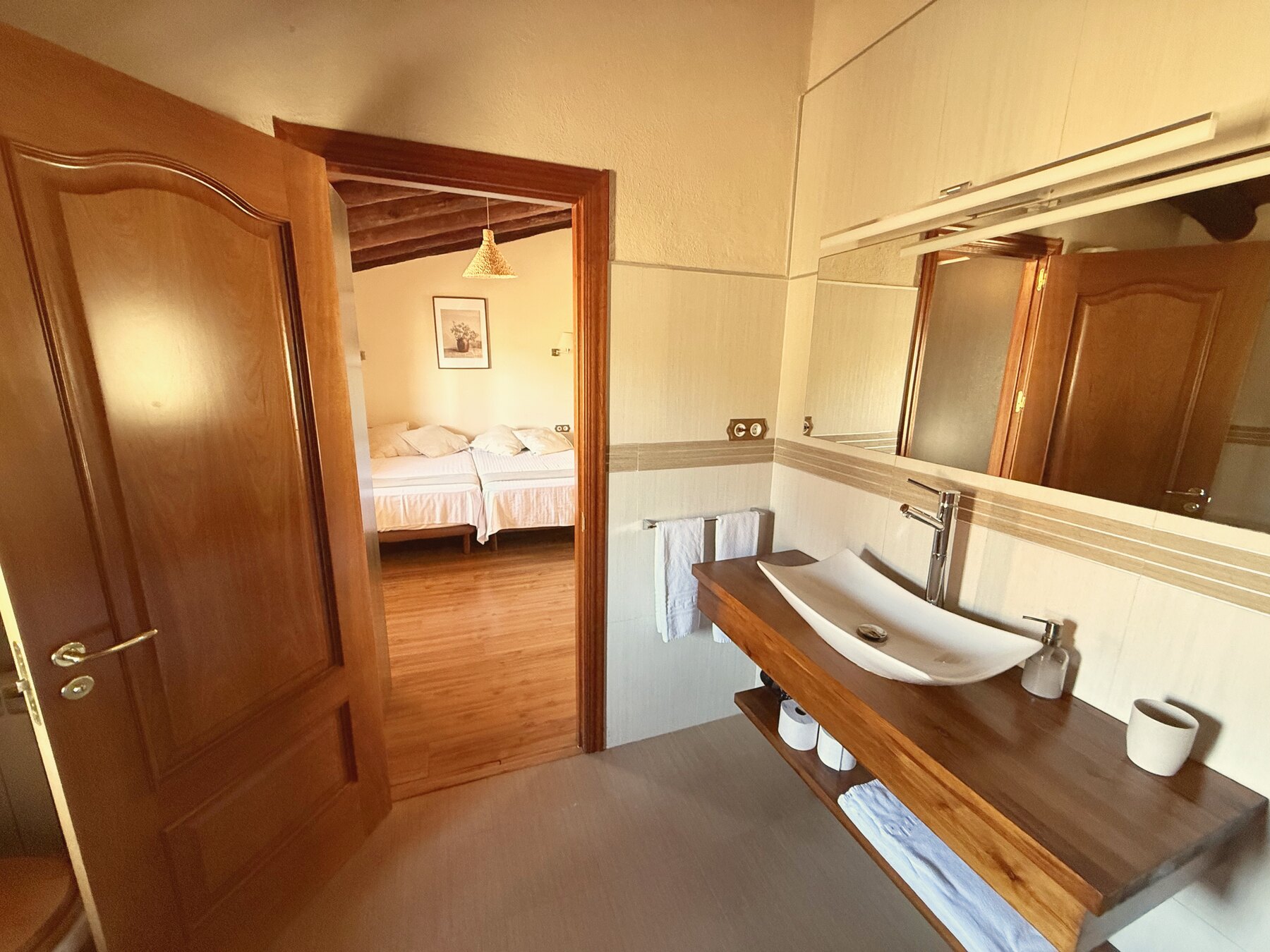 Baño del ático loft con vistas al dormitorio