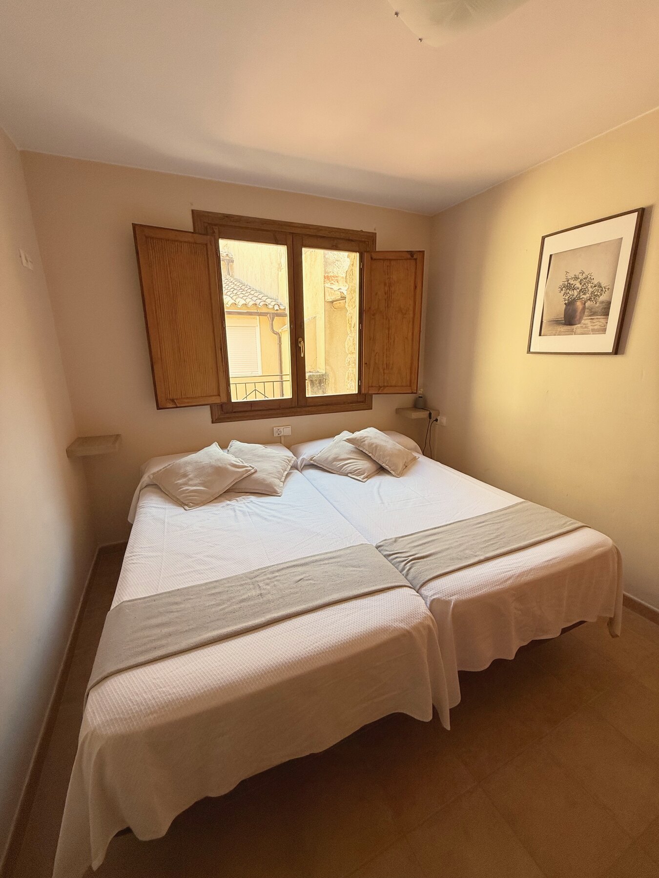Habitación grande con cama doble del apartamento de dos dormitorios