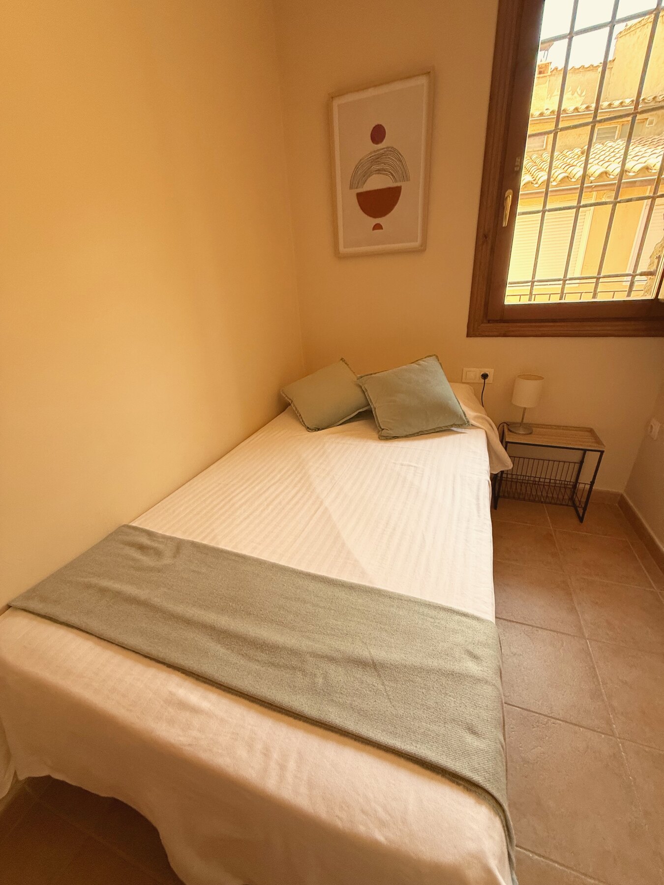 Dormitorio individual con luz natural