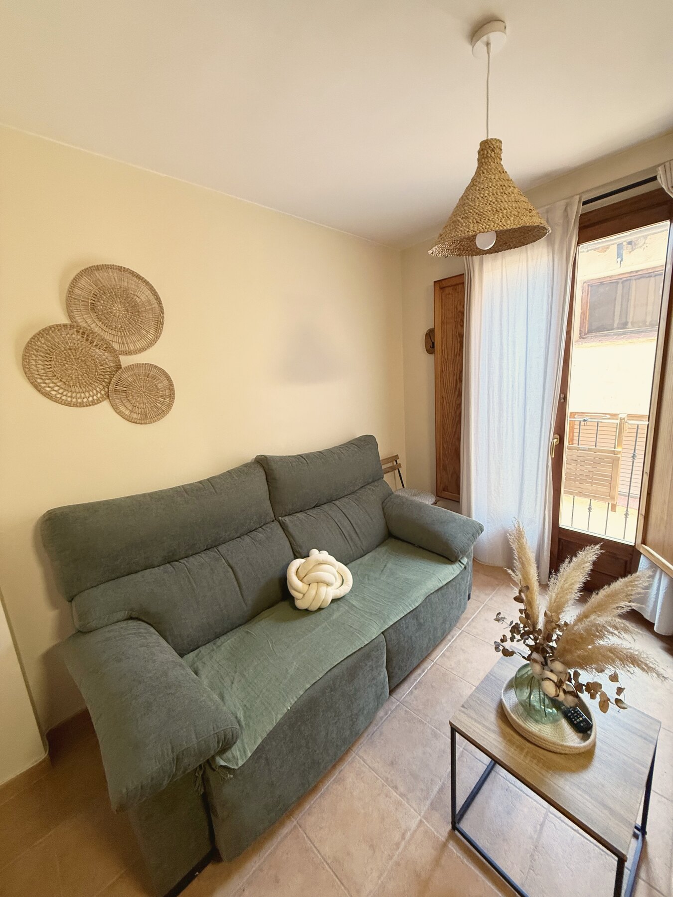Salón con sofá del apartamento de dos dormitorios