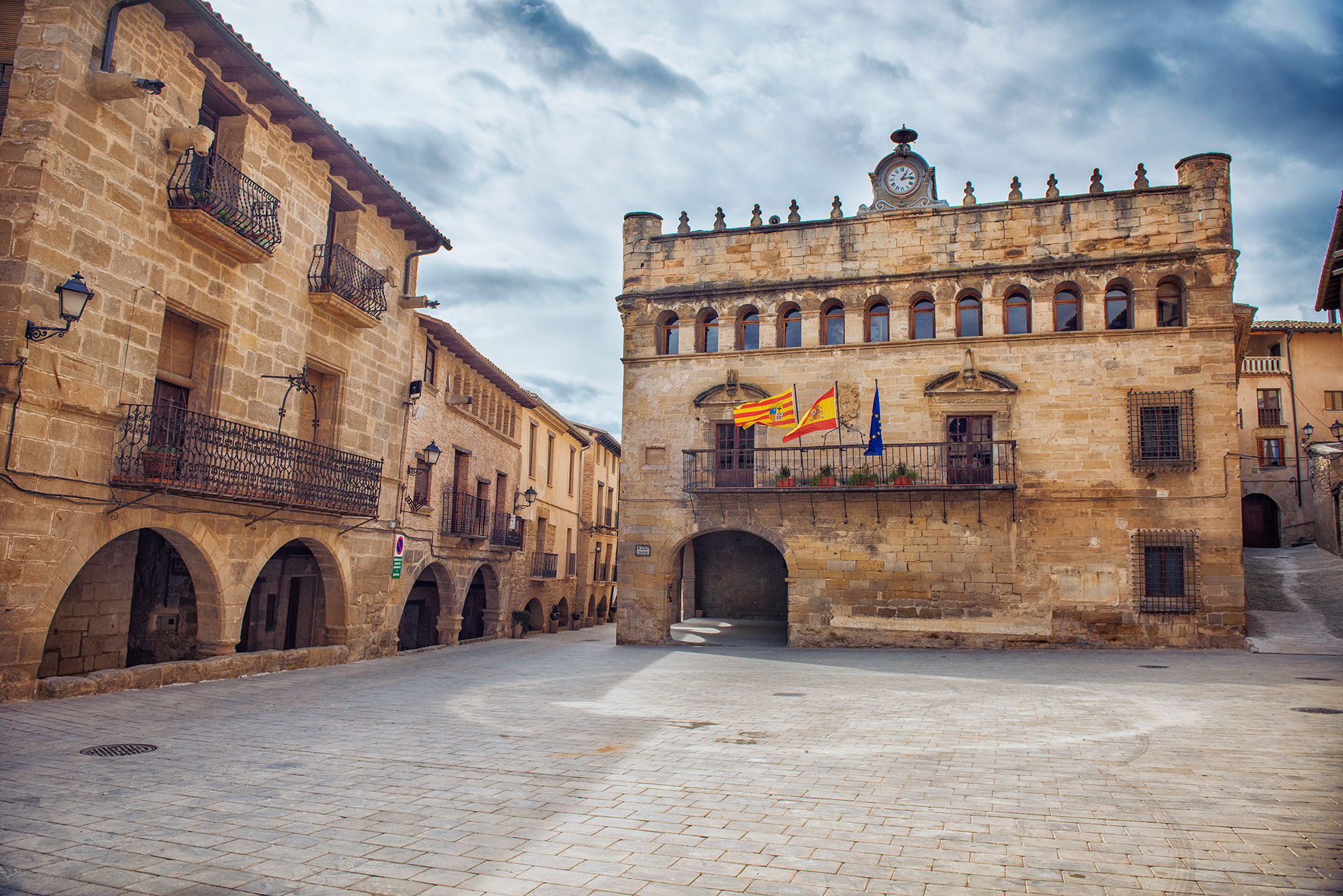 Plaza Mayor y ayuntamiento de La Fresneda