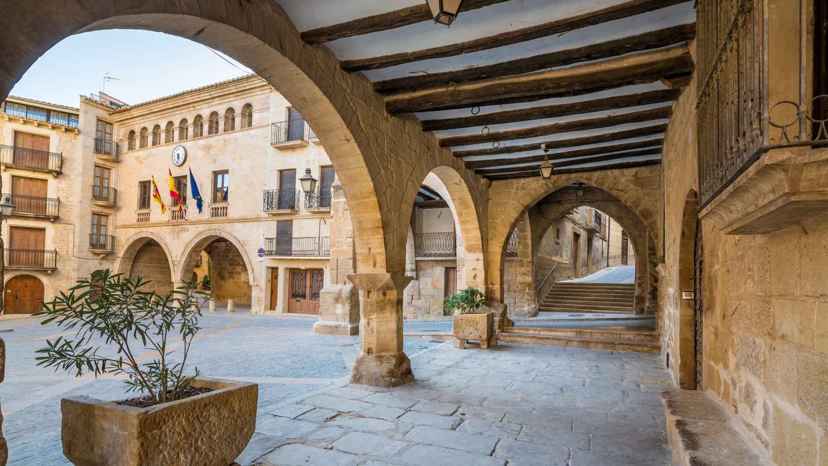 Calle medieval de Calaceite entre olivares